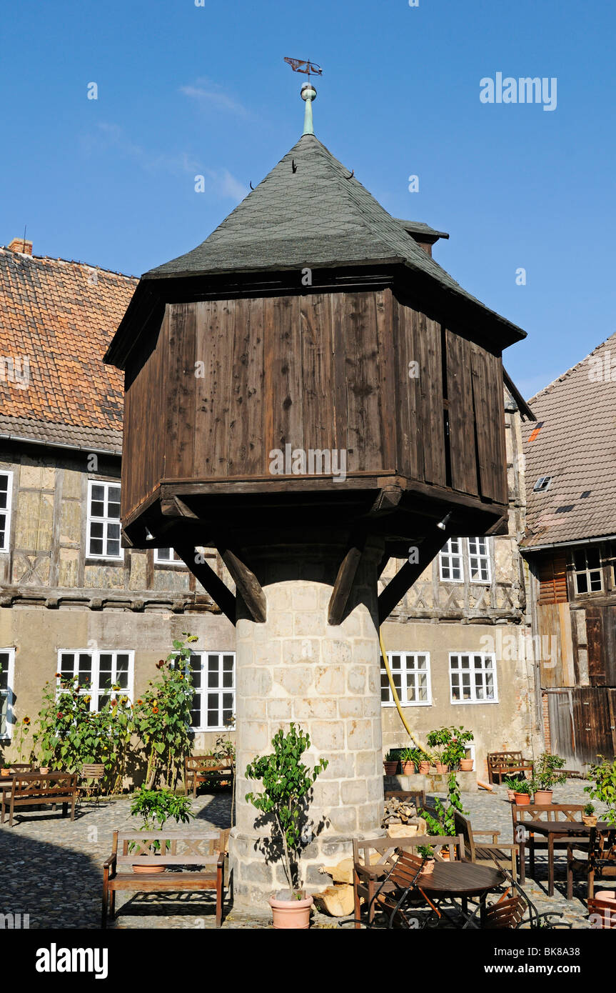 Sgangherate a struttura mista in legno e muratura e fattoria antica colombaia, Patrimonio Mondiale UNESCO città di Quedlinburg, Sassonia-Anhalt, Germania, Europa Foto Stock