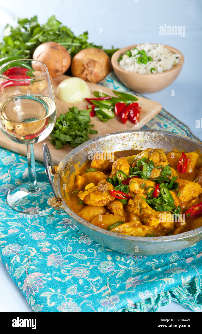 Ciotola riempita con appena fatti curry indiano con peperoncini rossi Foto Stock