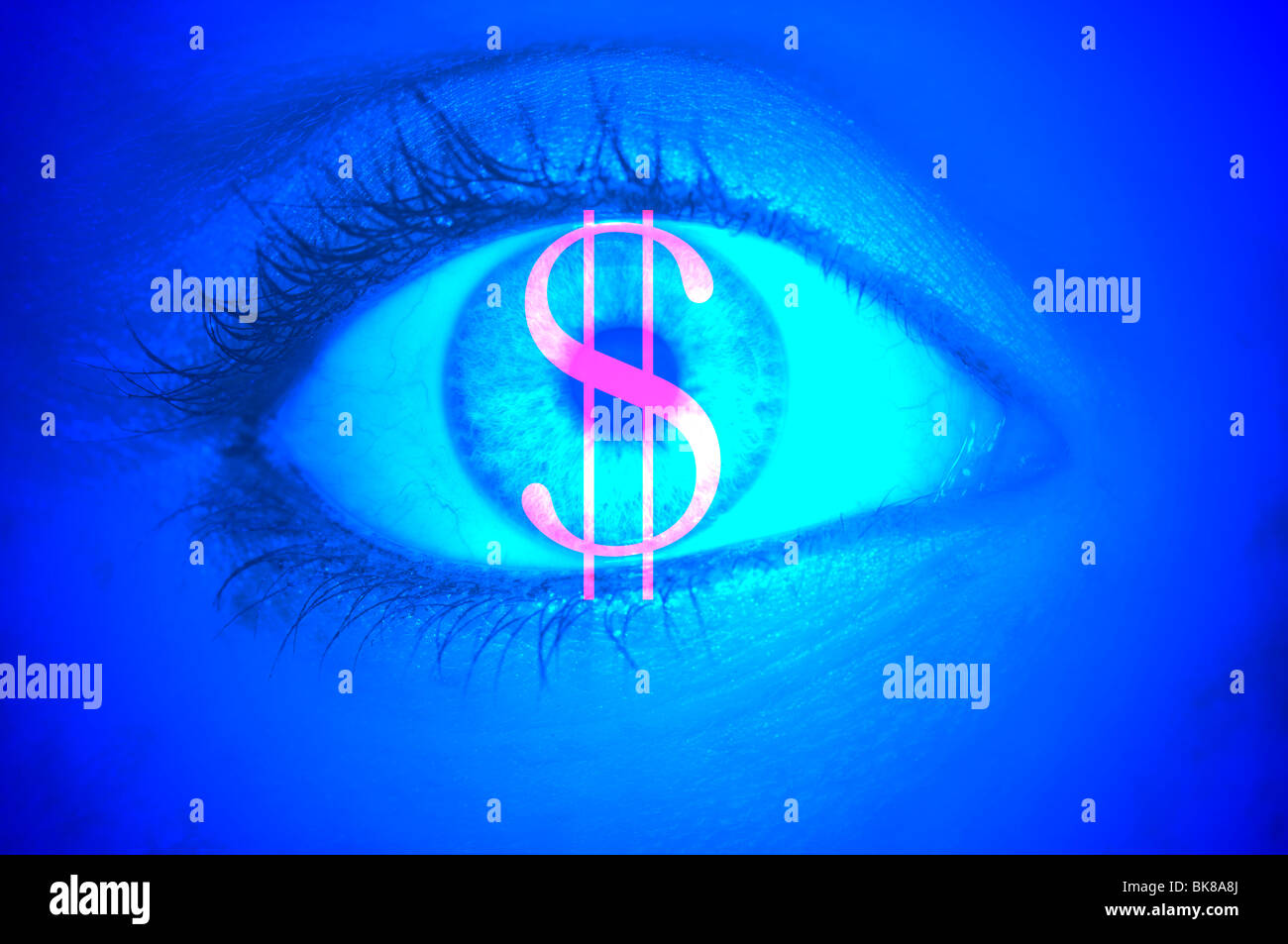 Close-up di un occhio con il simbolo euro, immagine simbolica per l'avidità Foto Stock