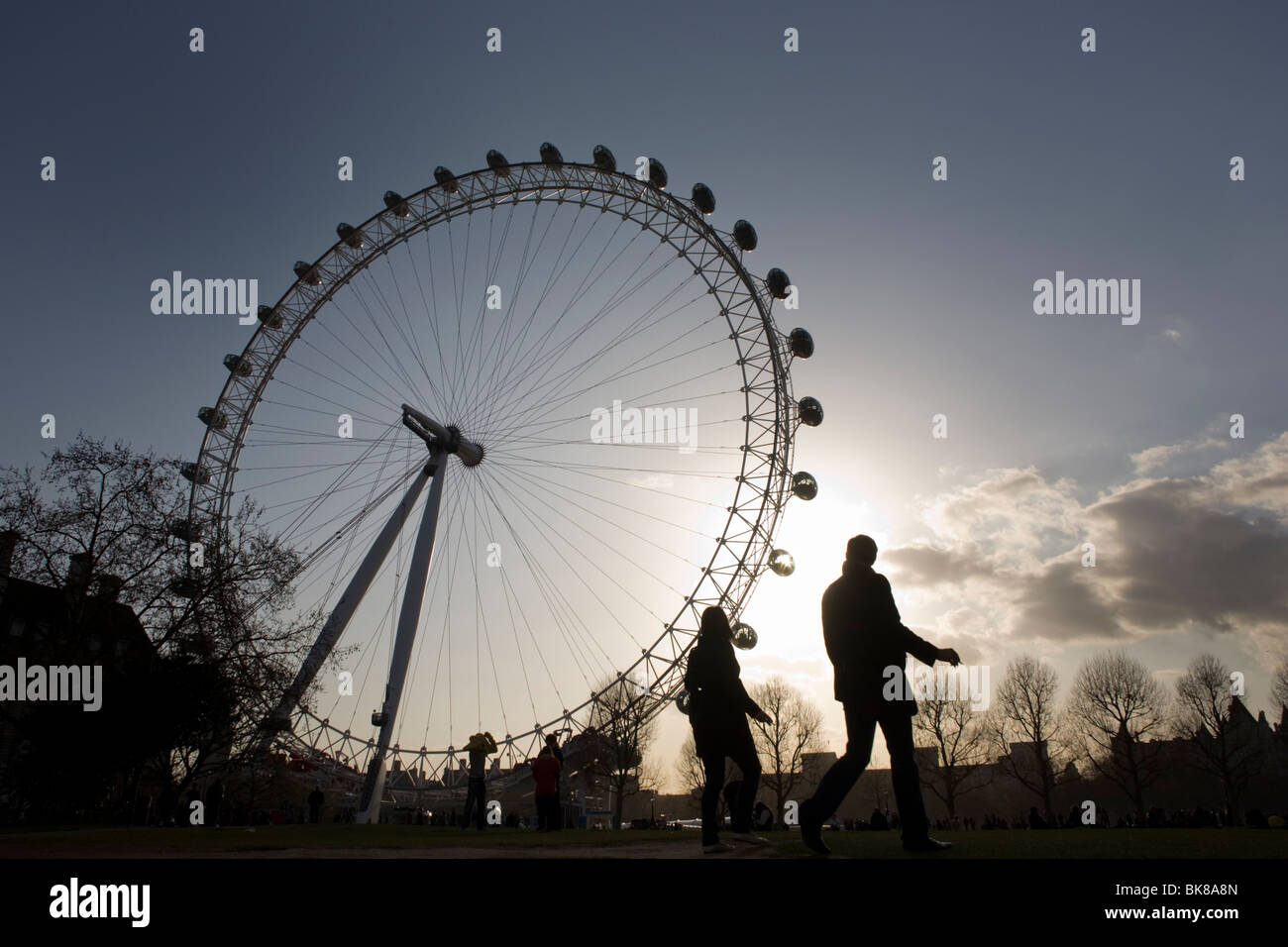 I pedoni a piedi sotto il London Eye in Jubilee Gardens. Foto Stock