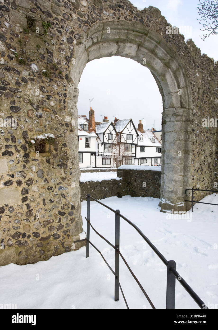 Norman archway in westgate giardini ricoperti di neve in Canterbury Kent, Regno Unito. Foto Stock