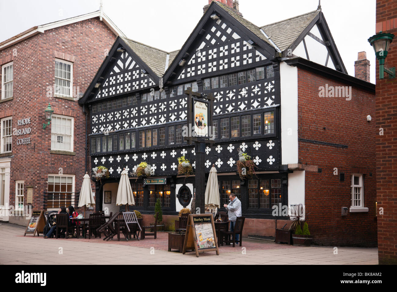 L'Orzo Mow cica 1561 pub nel XVI secolo legno edificio Tudor. Warrington, Cheshire, Inghilterra, Regno Unito, Gran Bretagna Foto Stock