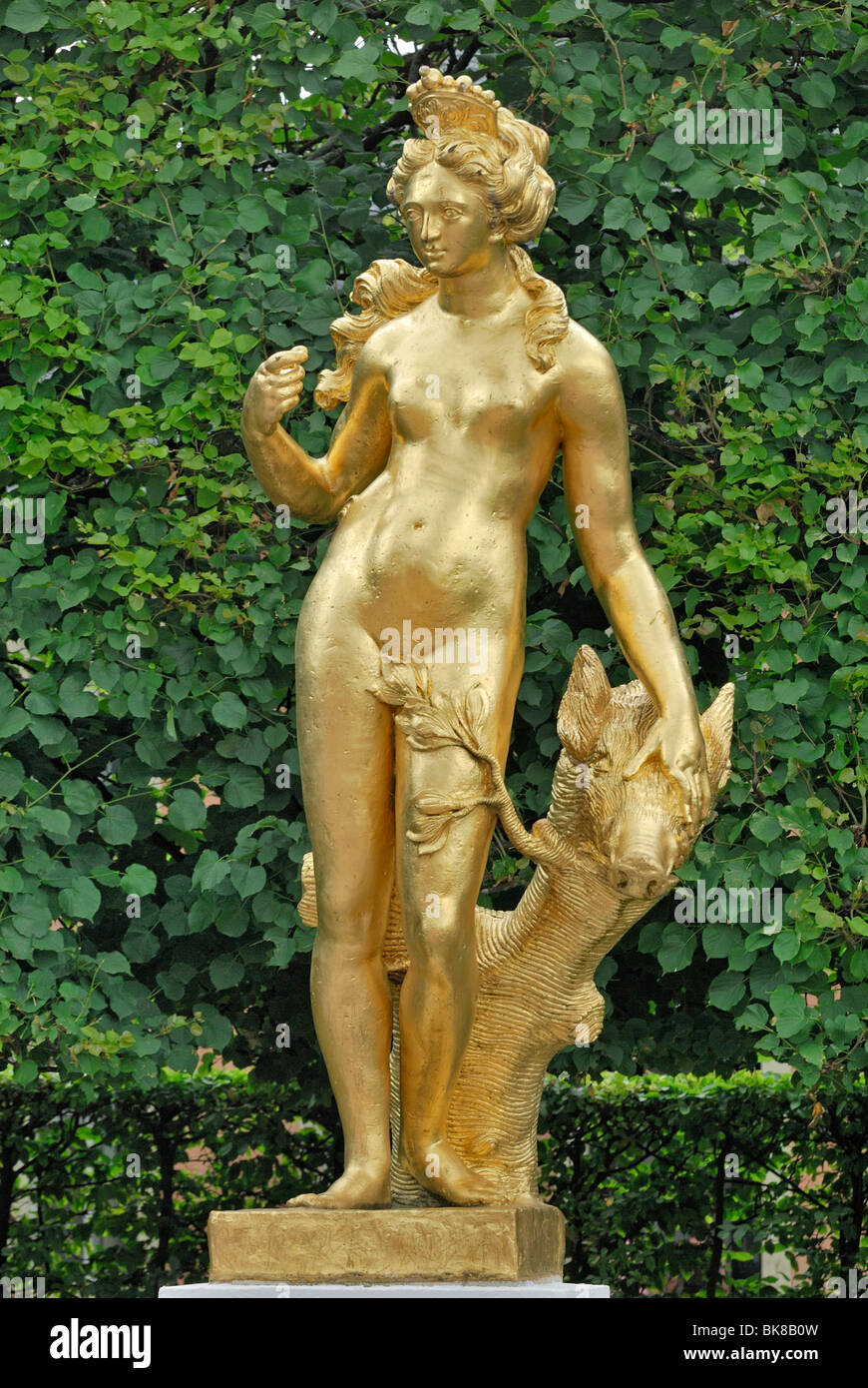 Statua dorata di Diana cacciatrice con un cinghiale di testa, giardino barocco, Schloss Schwetzingen Castello, Baden-Wuerttemberg, Tedesco Foto Stock