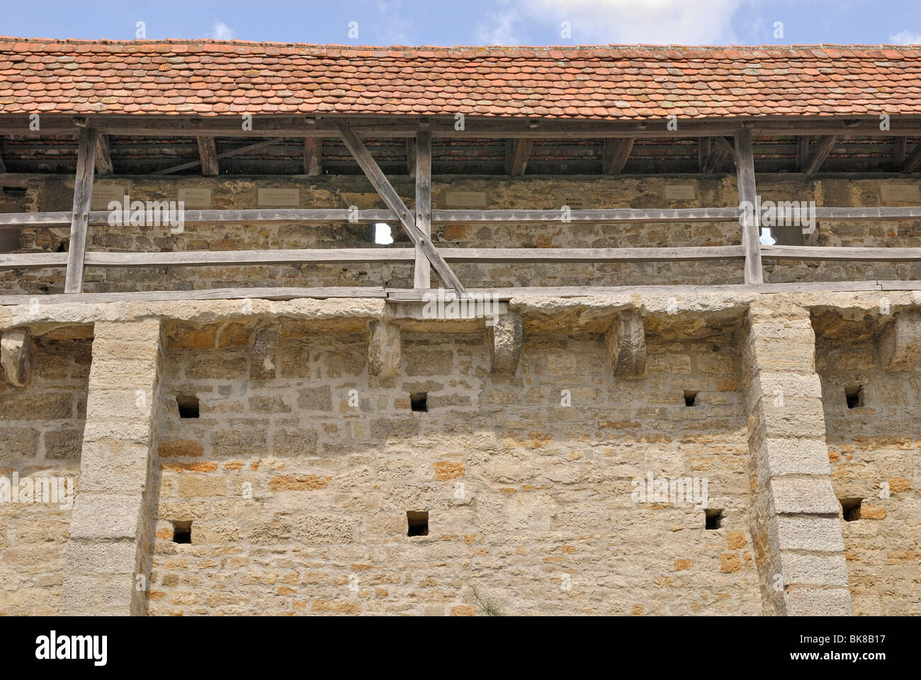 Passeggiata lungo le mura della città a Schrannenplatz, vista parziale, Rothenburg ob der Tauber, Baviera, Germania, Europa Foto Stock