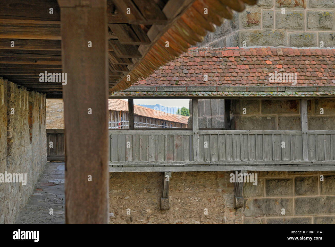 Mura storiche della città con mura merlate, vista parziale, Rothenburg ob der Tauber, Baviera, Germania, Europa Foto Stock
