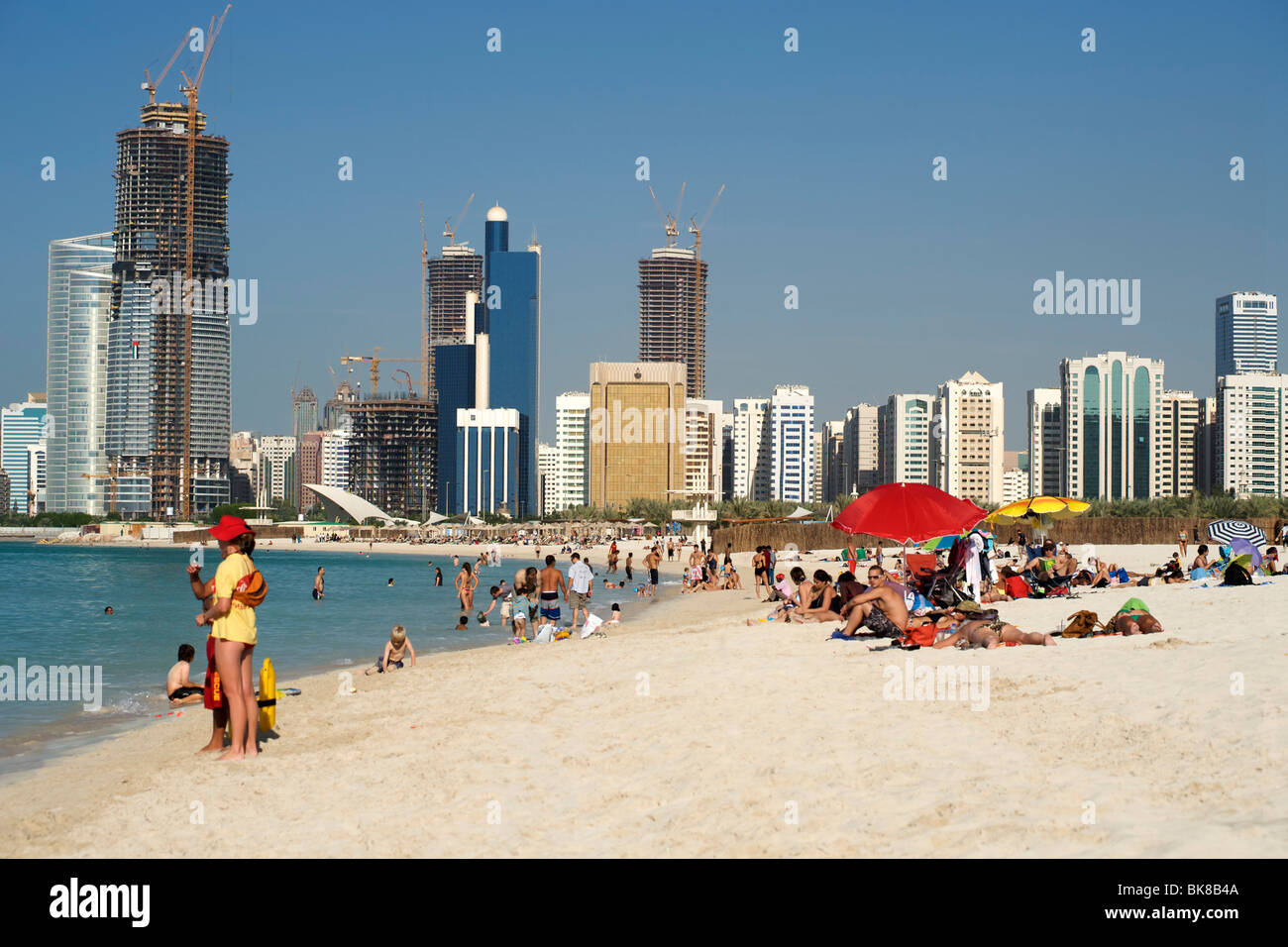 La spiaggia e gli edifici di Abu Dhabi negli Emirati Arabi Uniti. Foto Stock