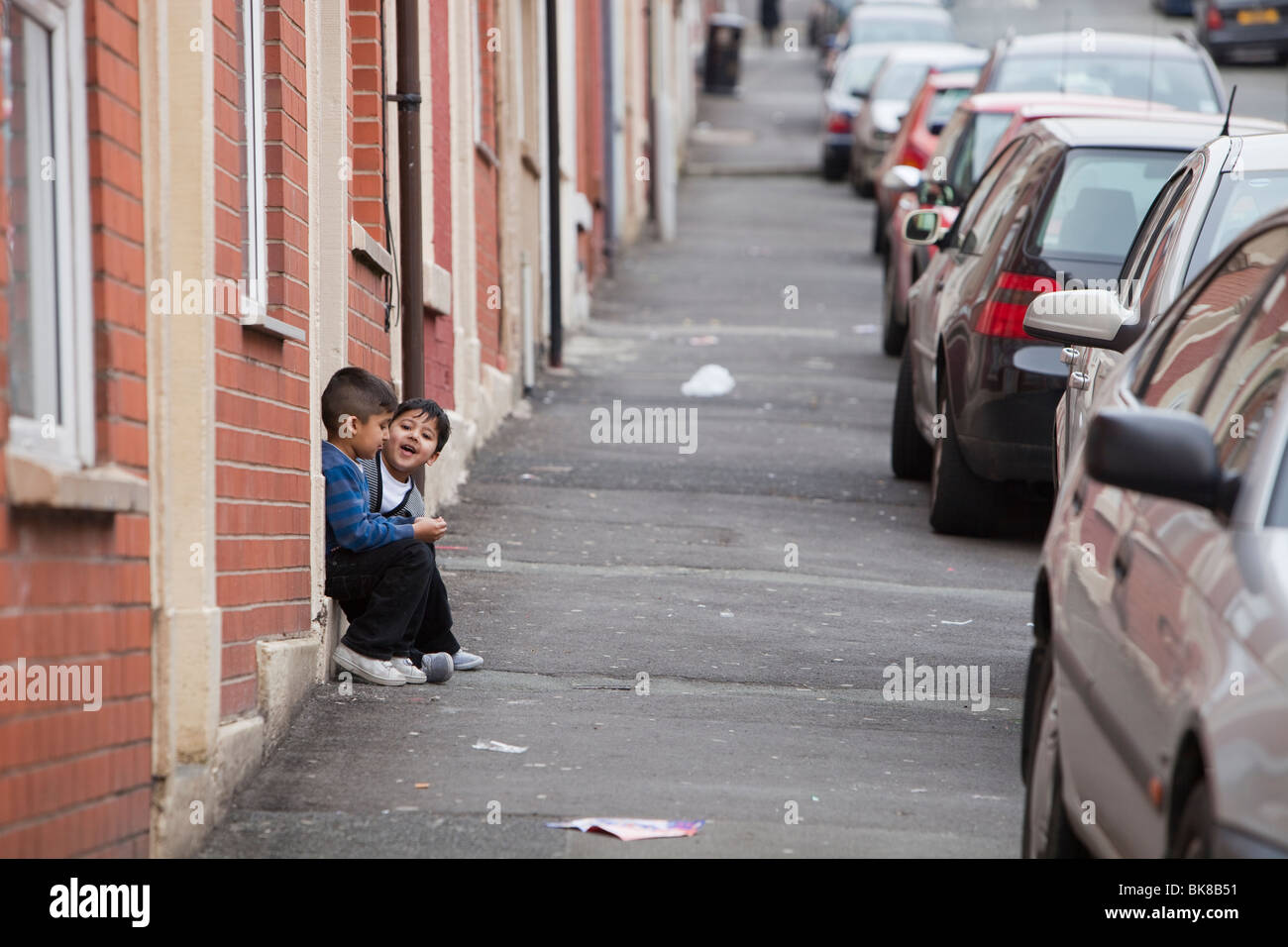 Bambini asiatici su Whalley Range, una zona musulmana di Blackburn Lancashire, Regno Unito. Foto Stock