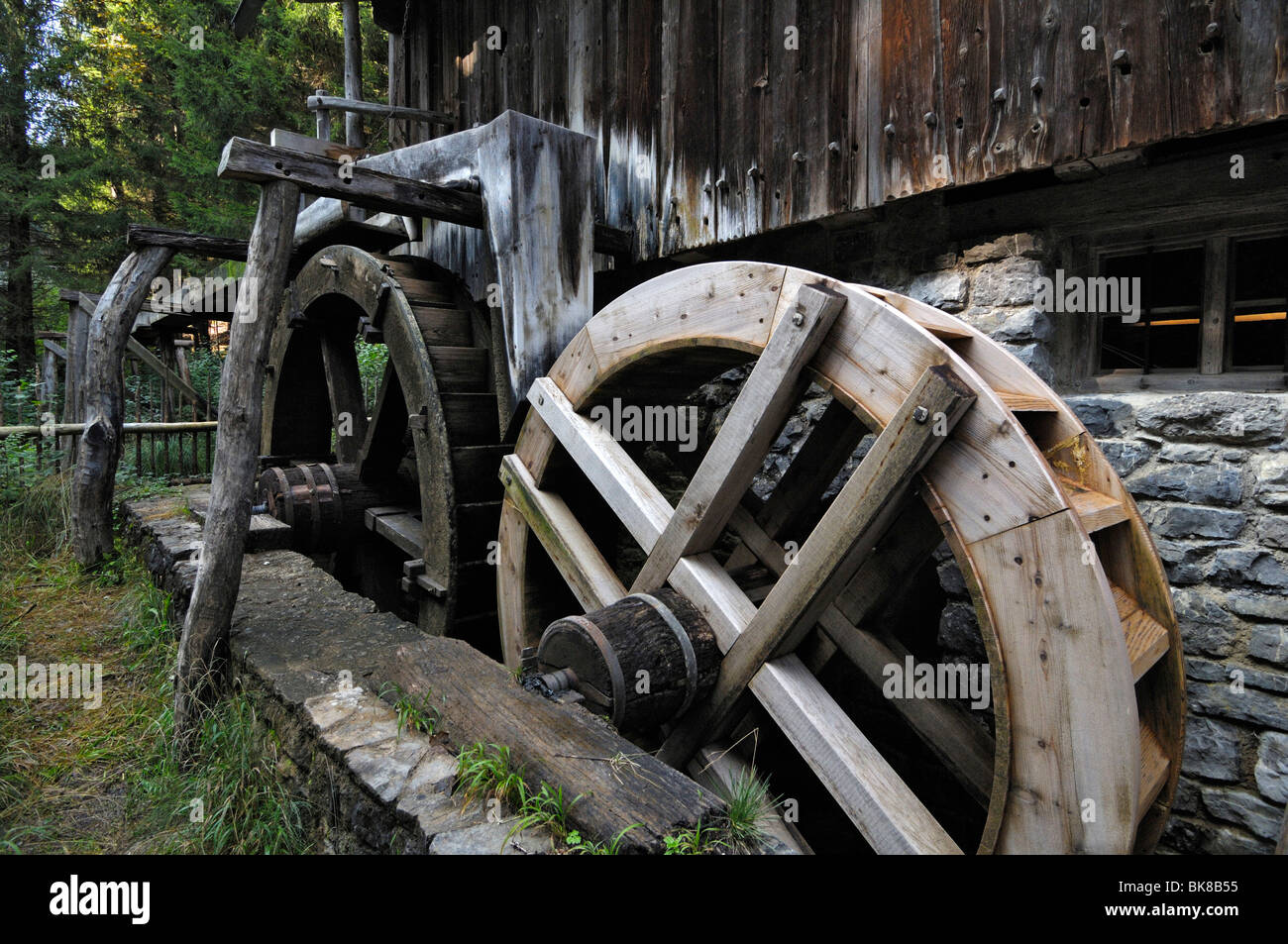Vecchio waterwheels di un mulino per il mais, Glentleiten farming museum, Baviera, Germania, Europa Foto Stock