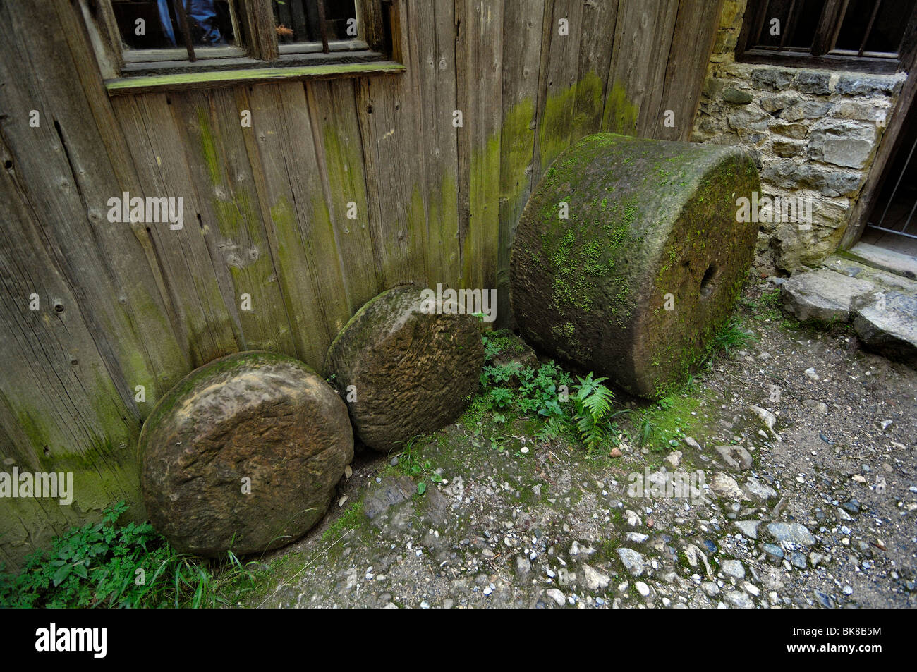 Antiche macine in pietra, Glentleiten farming museum, Baviera, Germania, Europa Foto Stock