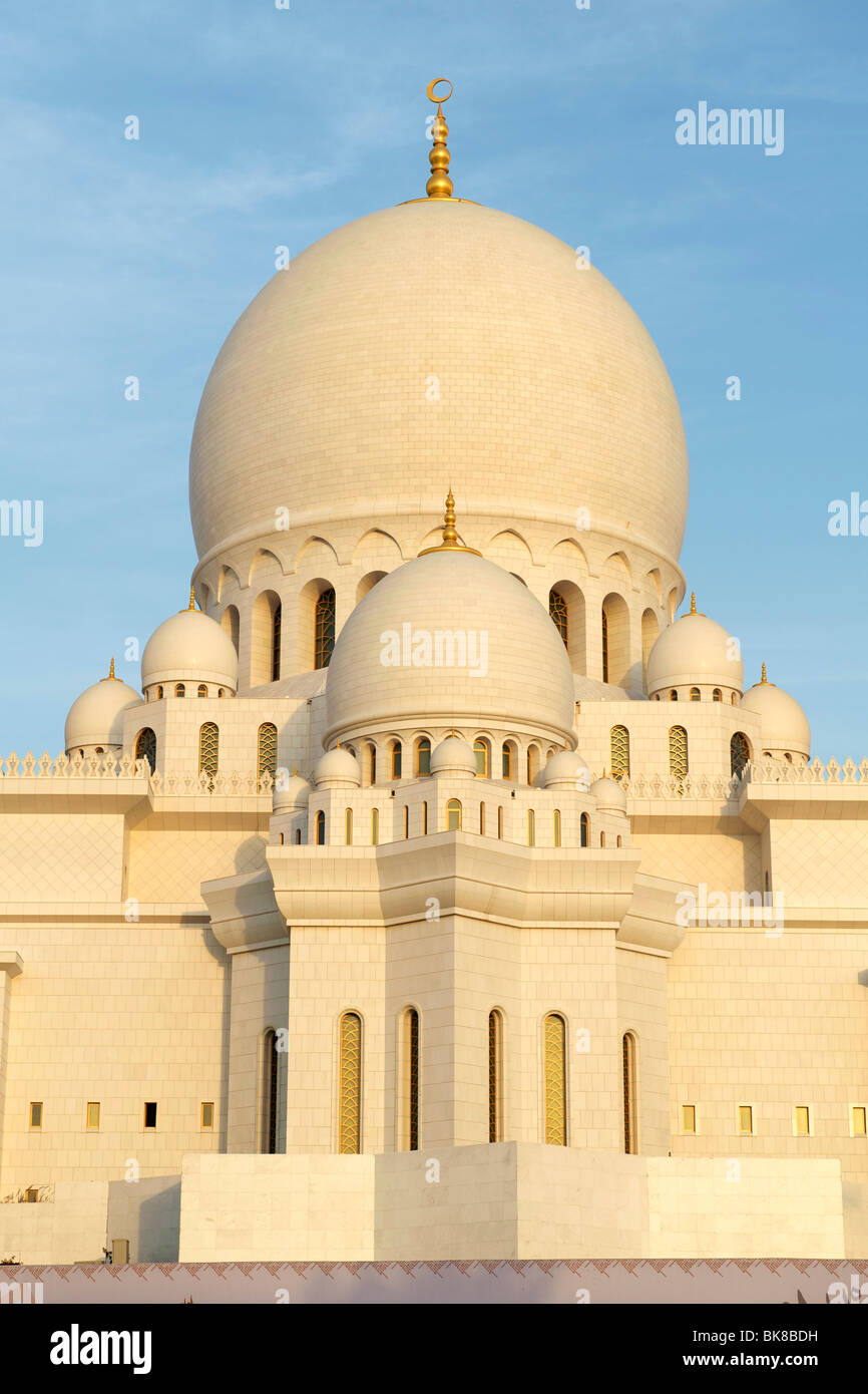 La Sheikh Zayed Grande Moschea di Abu Dhabi, capitale degli Emirati Arabi Uniti. Foto Stock