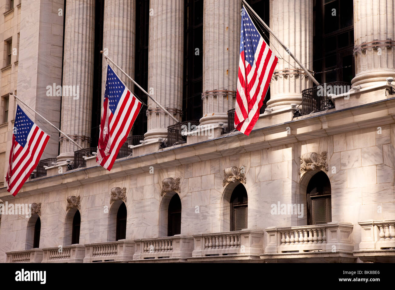 Bandierine americane volare al di fuori del New York Stock Exchange di Lower Manhattan, New York City USA Foto Stock