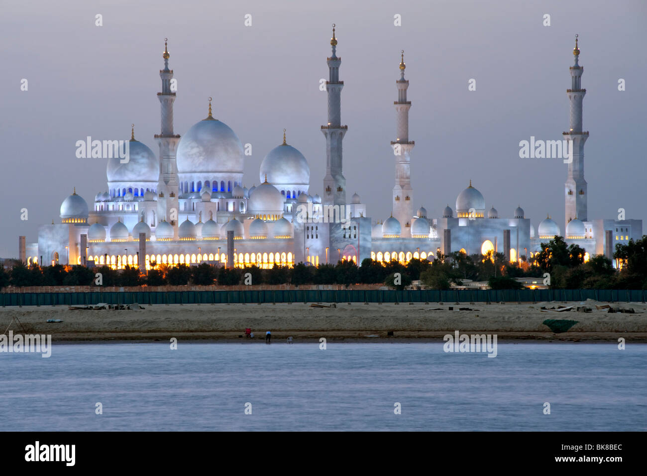 Vista del tramonto della Sheikh Zayed Grande Moschea di Abu Dhabi, capitale degli Emirati Arabi Uniti. Foto Stock