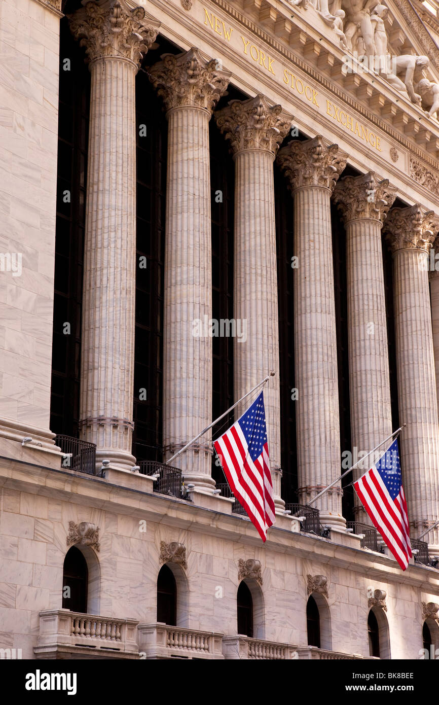 Bandierine americane volare al di fuori del New York Stock Exchange di Lower Manhattan, New York City USA Foto Stock
