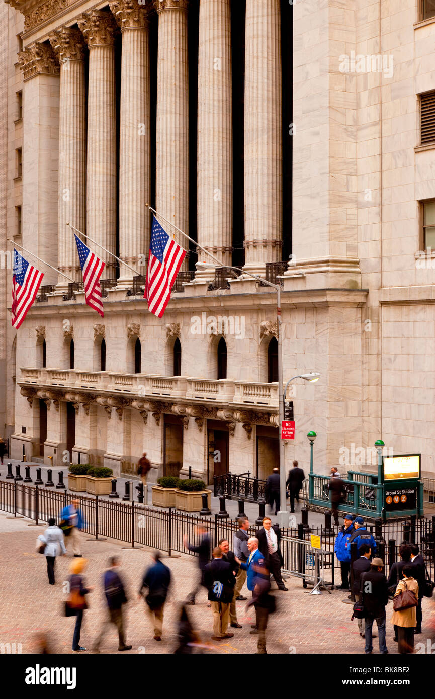 Gli investitori che arrivano al New York Stock Exchange Building in Lower Manhattan, New York City USA Foto Stock