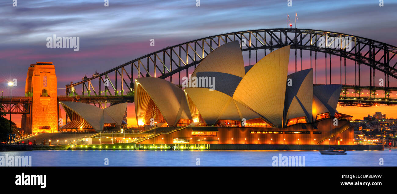 Panorama della Sydney Opera House e il Sydney Harbour Bridge, notte, Sydney, Nuovo Galles del Sud, Australia Foto Stock