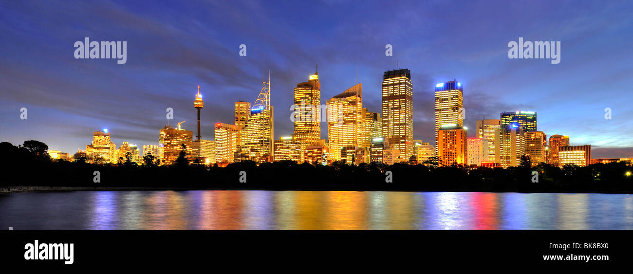 Panorama di Sydney skyline, la Torre della TV, il quartiere centrale degli affari, notte, Sydney, Nuovo Galles del Sud, Australia Foto Stock