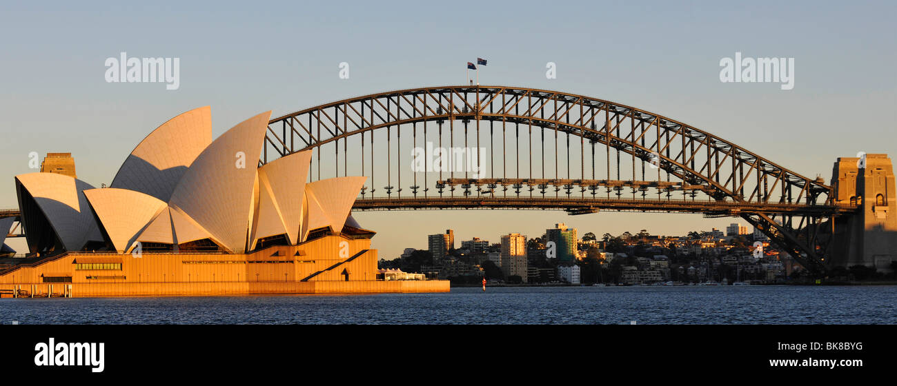 Panorama della Sydney Opera House e il Sydney Harbour Bridge, all'alba, Sydney, Nuovo Galles del Sud, Australia Foto Stock