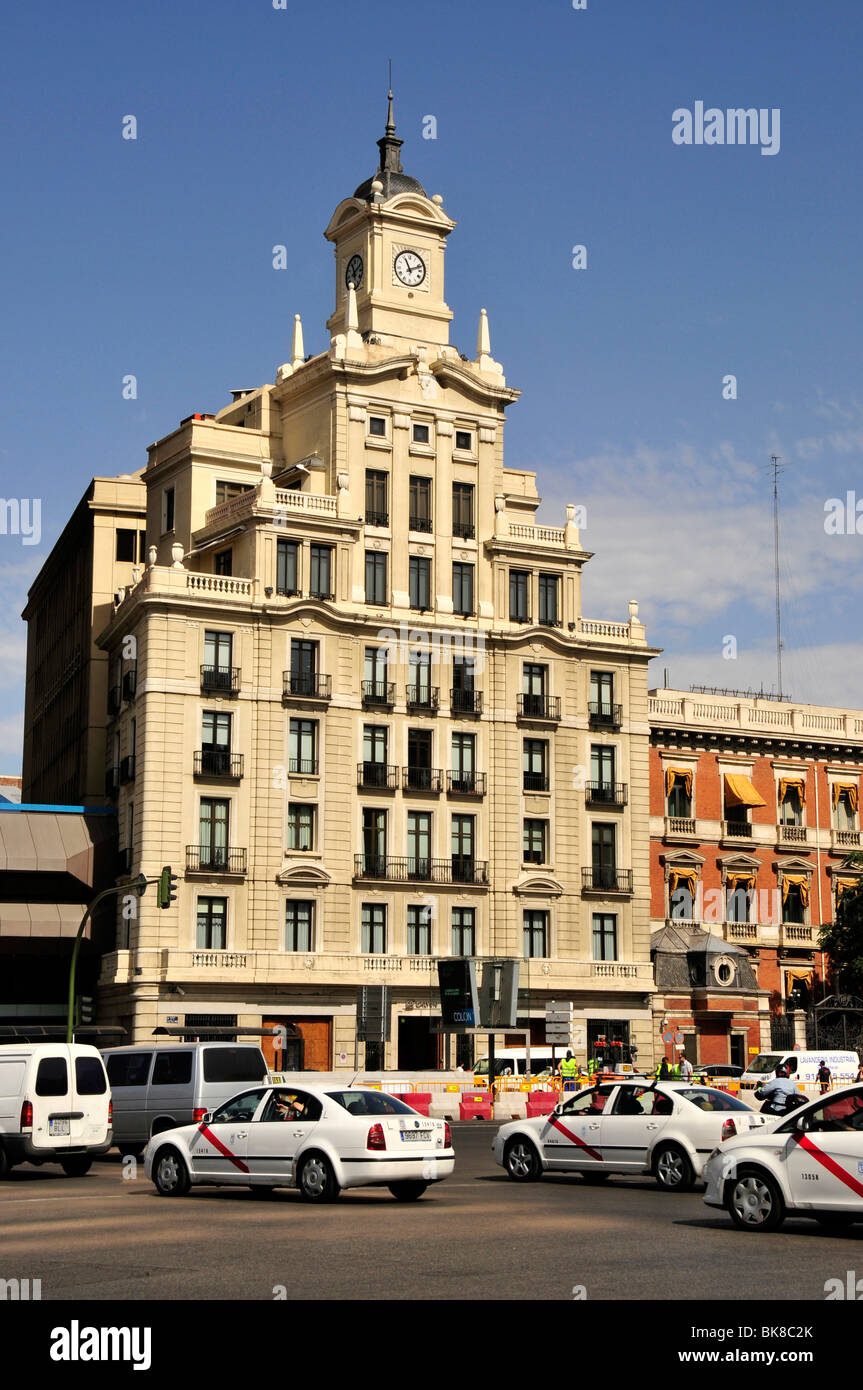 Vecchio orologio torre sulla Plaza de Colón di Madrid, Spagna, Penisola Iberica, Europa Foto Stock