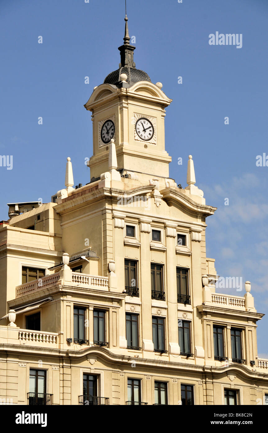 Vecchio orologio torre sulla Plaza de Colón di Madrid, Spagna, Penisola Iberica, Europa Foto Stock