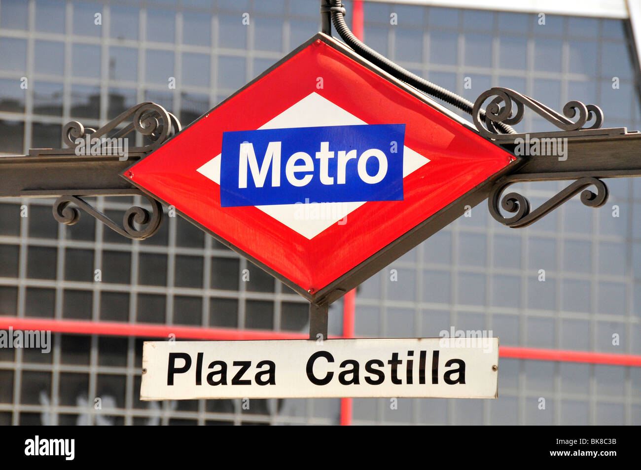 Metro segno, alla metropolitana, Plaza Castilla, Madrid, Spagna, Penisola Iberica, Europa Foto Stock