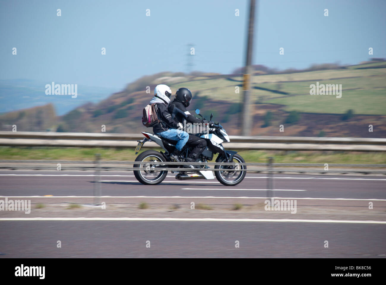 Biker sull'autostrada M62 (vicino a Outlane, Huddersfield). Foto Stock