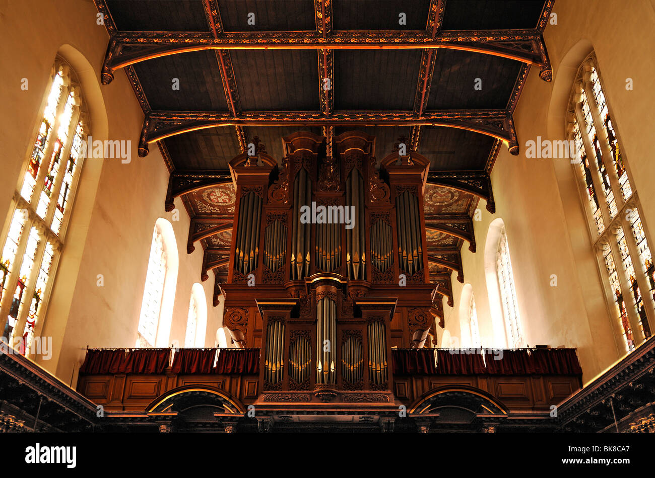 Il vecchio organo e soffitto in legno del Trinity College Chapel in Trinity College, fondata da Enrico VIII nel 1546, Trinity Street, C Foto Stock