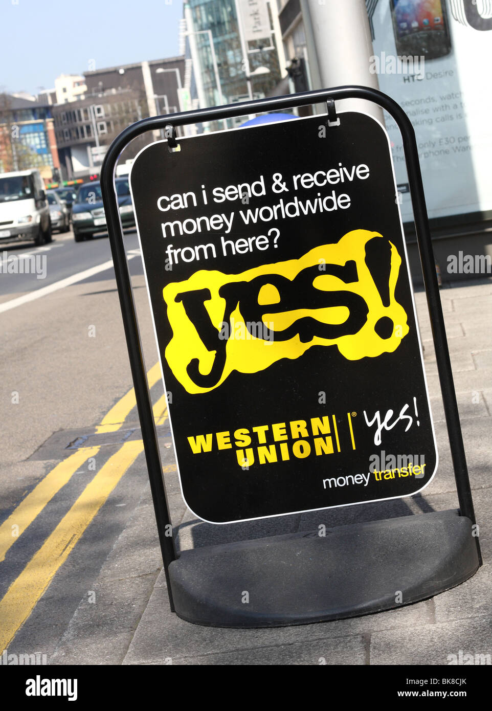 Trasferimento di denaro di Western Union Point in una città nel Regno Unito Foto Stock