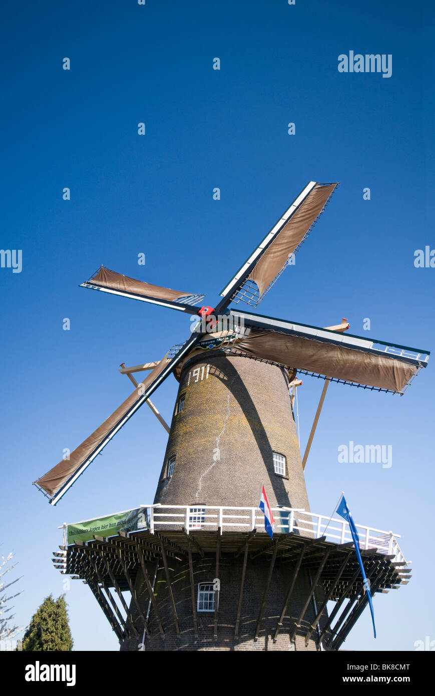 Un mulino a vento che si trova nella città di Veenendaal nei Paesi Bassi Foto Stock
