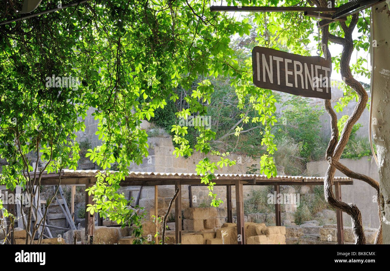 Vecchio incontra nuovo, sito di scavo e segno internet, Rodi città, Rodi, Grecia, Europa Foto Stock