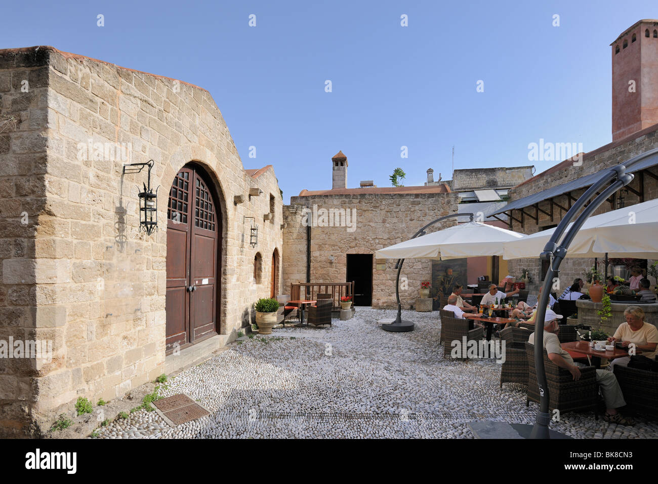 Il bar e il retro della chiesa dei Santi Apostoli, xv secolo, Rodi, Rodi, Grecia, Europa Foto Stock