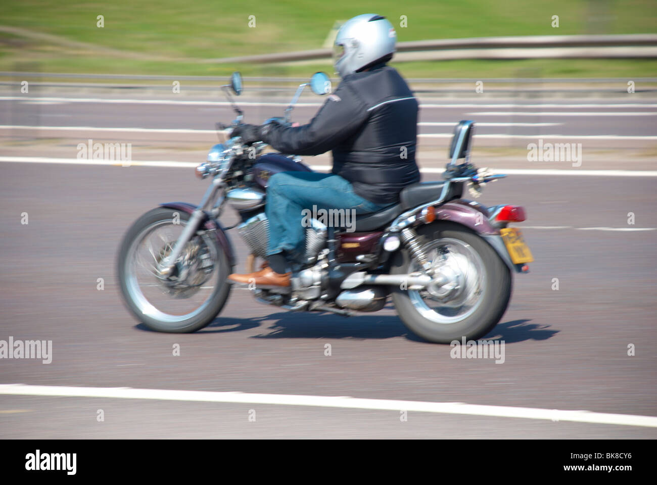 Biker sull'autostrada M62 (vicino a Outlane, Huddersfield). Foto Stock