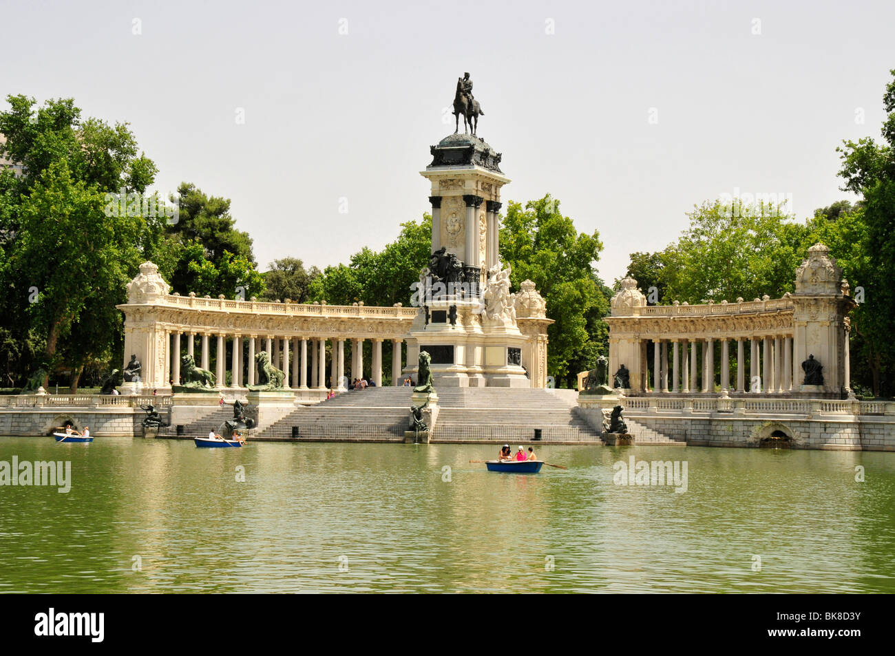 Gite in barca davanti al monumento di Alfonso XII nel Parco del Retiro di Madrid, Spagna, Penisola Iberica, Europa Foto Stock