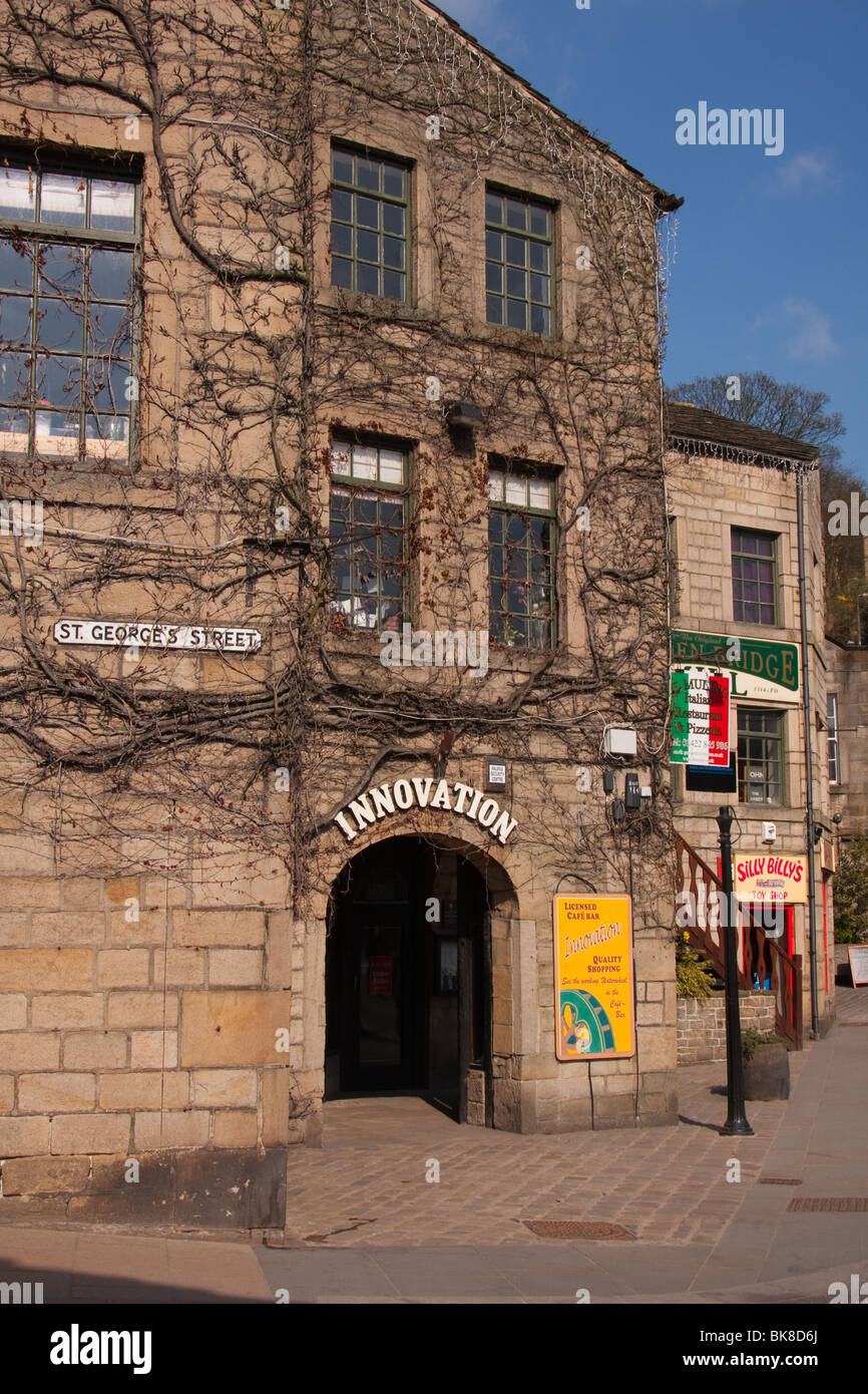 Negozi in ex mulino, St George Square, Hebden Bridge, West Yorkshire Foto Stock