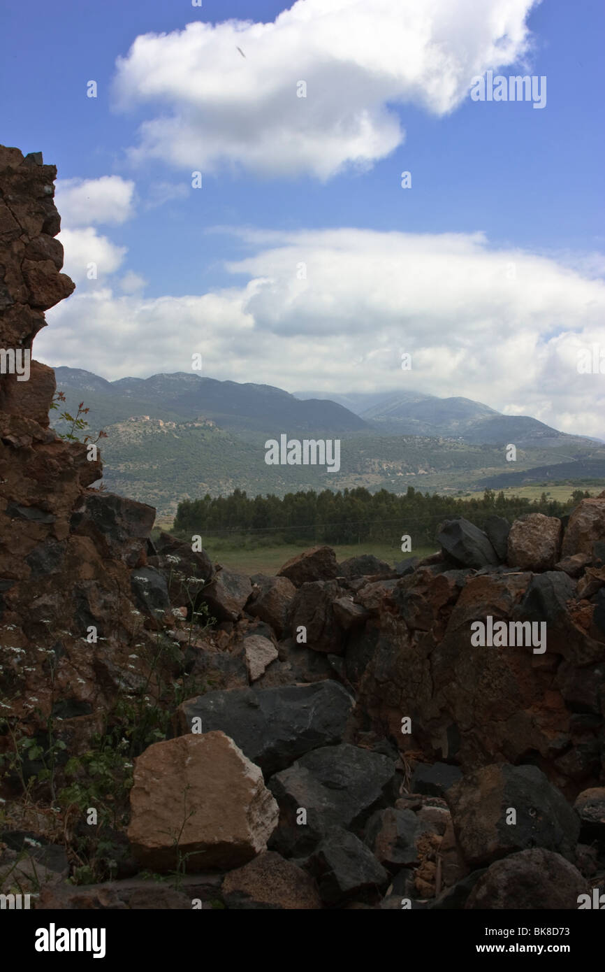 Vista sulle alture del Golan da distrutta caserma siriano Foto Stock