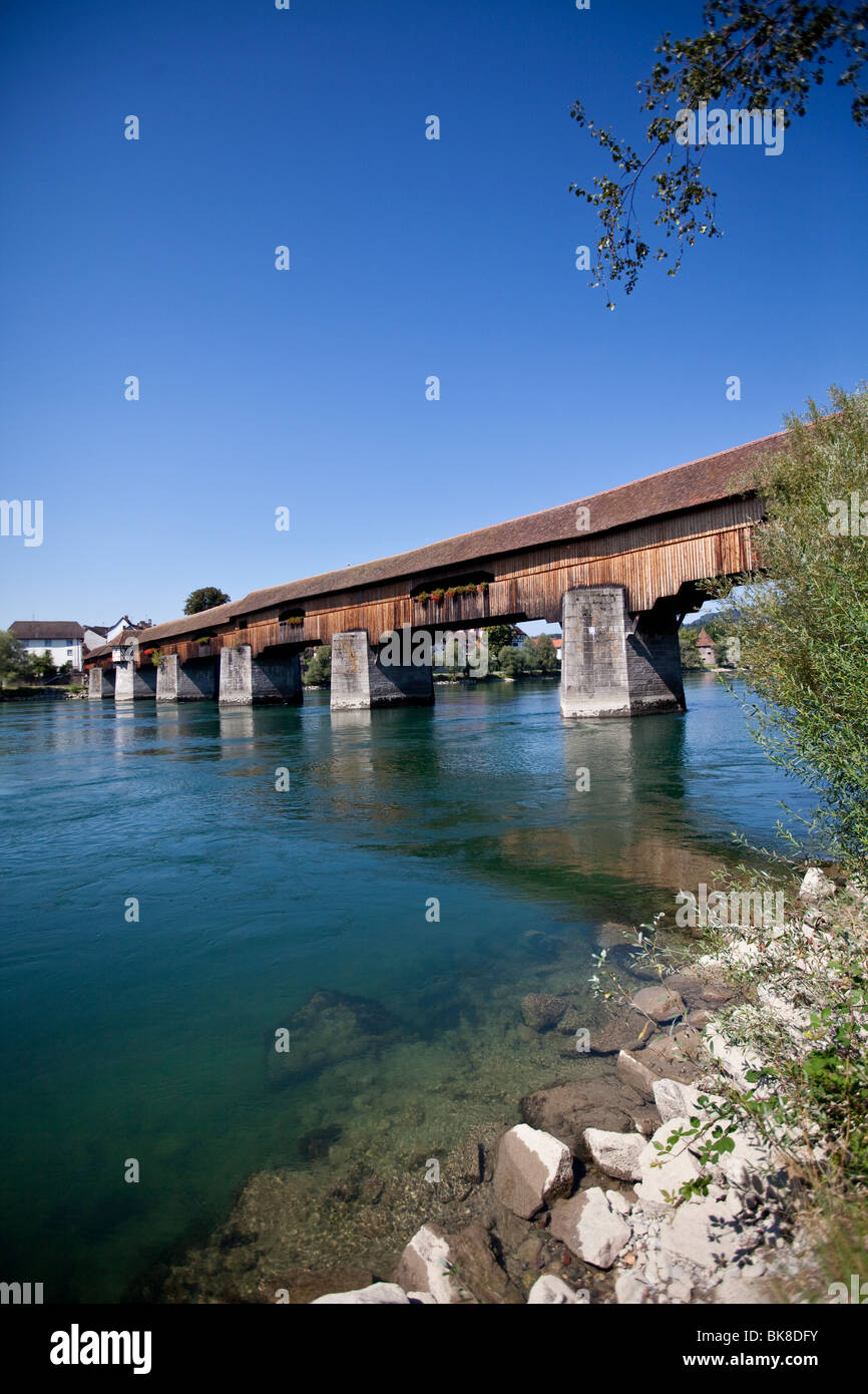 Il vecchio ponte coperto in legno risalente al XV secolo sul fiume Reno, Bad Saeckingen, distretto di Waldshut, Baden-Wuerttemb Foto Stock