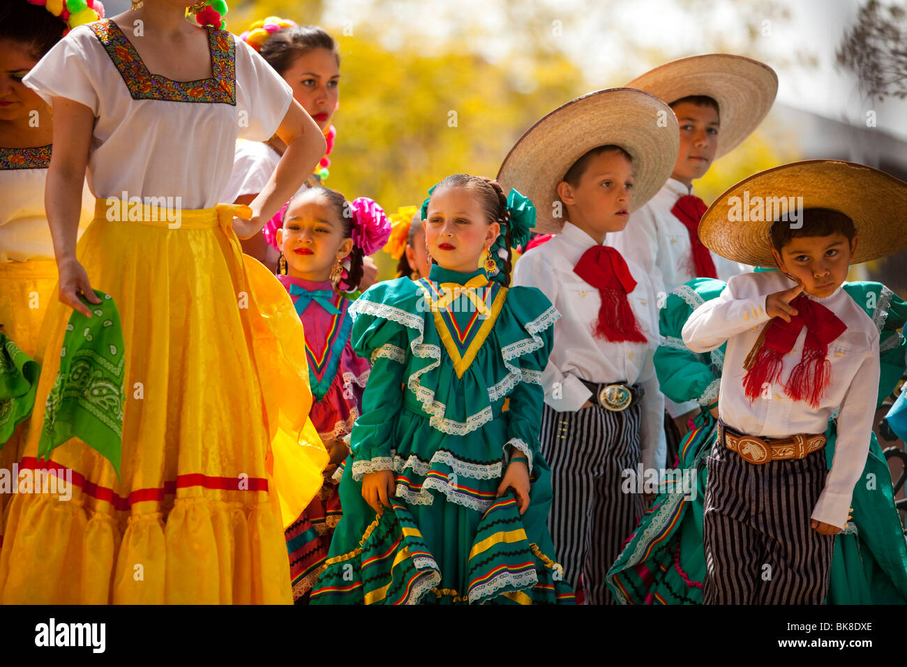 Tradizionale danza messicana per la benedizione degli animali Festival, Olvera Street, il centro cittadino di Los Angeles, California, Stati Uniti d'America Foto Stock
