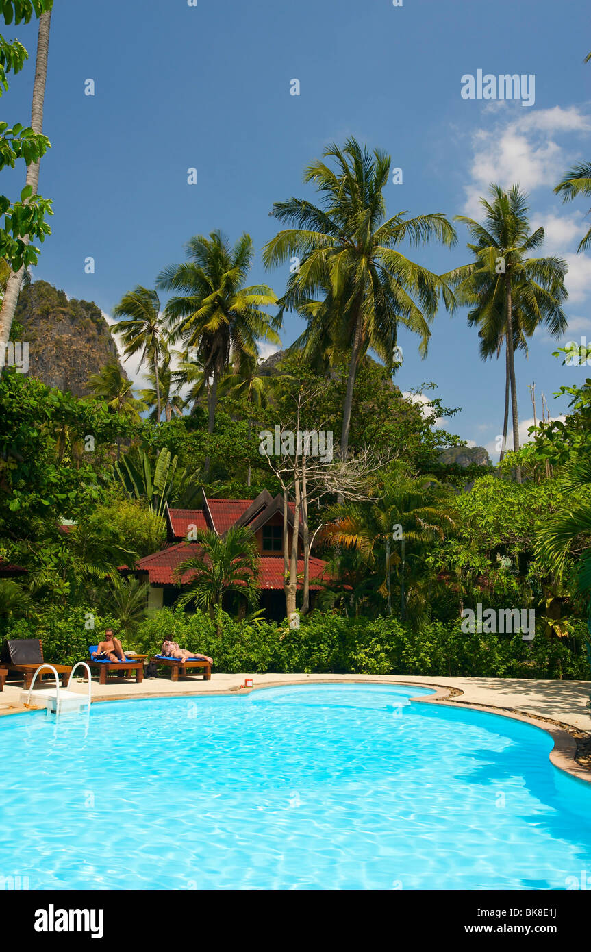 Hotel piscina a Ray Leh East Beach, Krabi, Thailandia, Asia Foto Stock