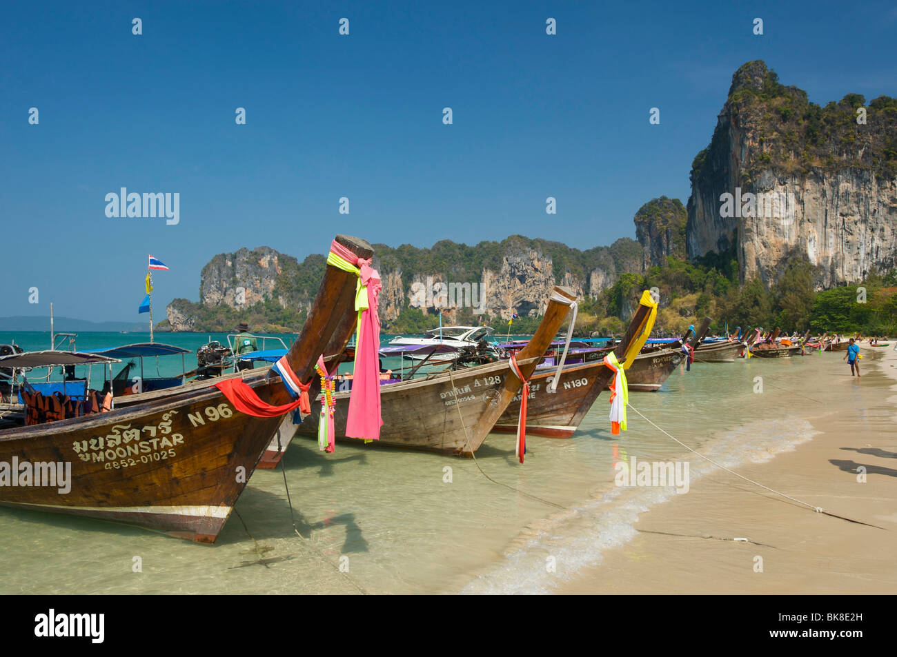 Coda lunga barche su Rai Leh West Beach, Krabi, Thailandia, Asia Foto Stock