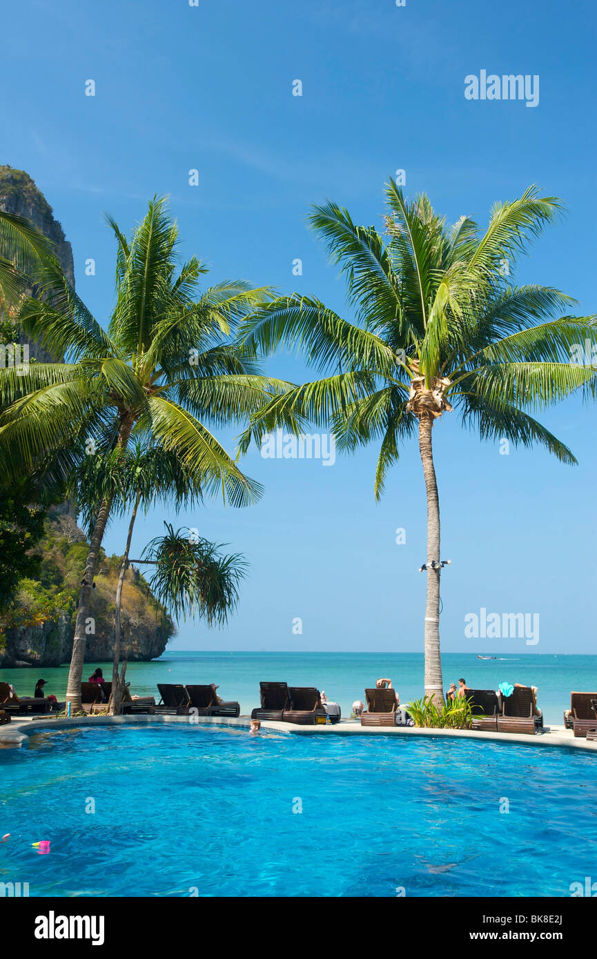 Hotel piscina a Rai Leh West Beach, Krabi, Thailandia, Asia Foto Stock