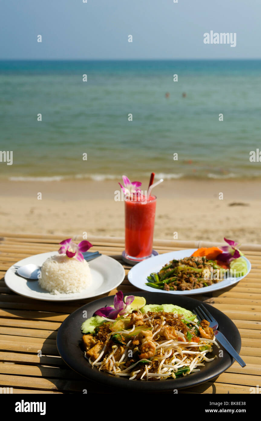 Tipica cucina tailandese in un ristorante sulla spiaggia, Thailandia, Asia Foto Stock