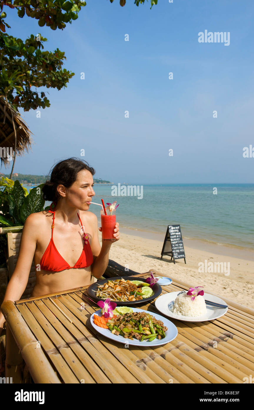 La donna e la tipica cucina tailandese in un ristorante sulla spiaggia, Thailandia, Asia Foto Stock
