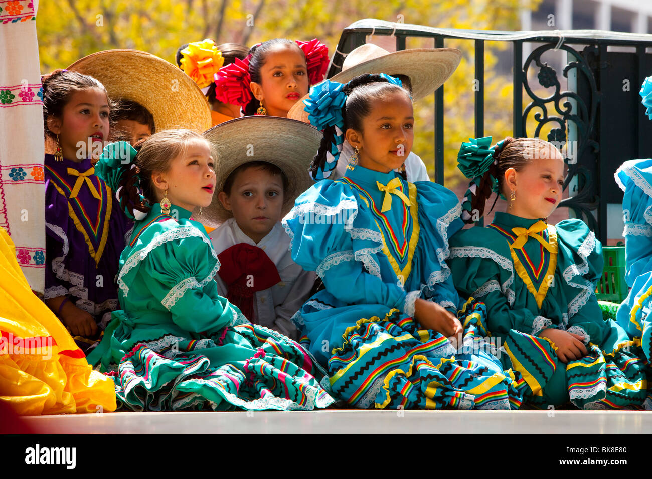 Tradizionale danza messicana per la benedizione degli animali Festival, Olvera Street, il centro cittadino di Los Angeles, California, Stati Uniti d'America Foto Stock