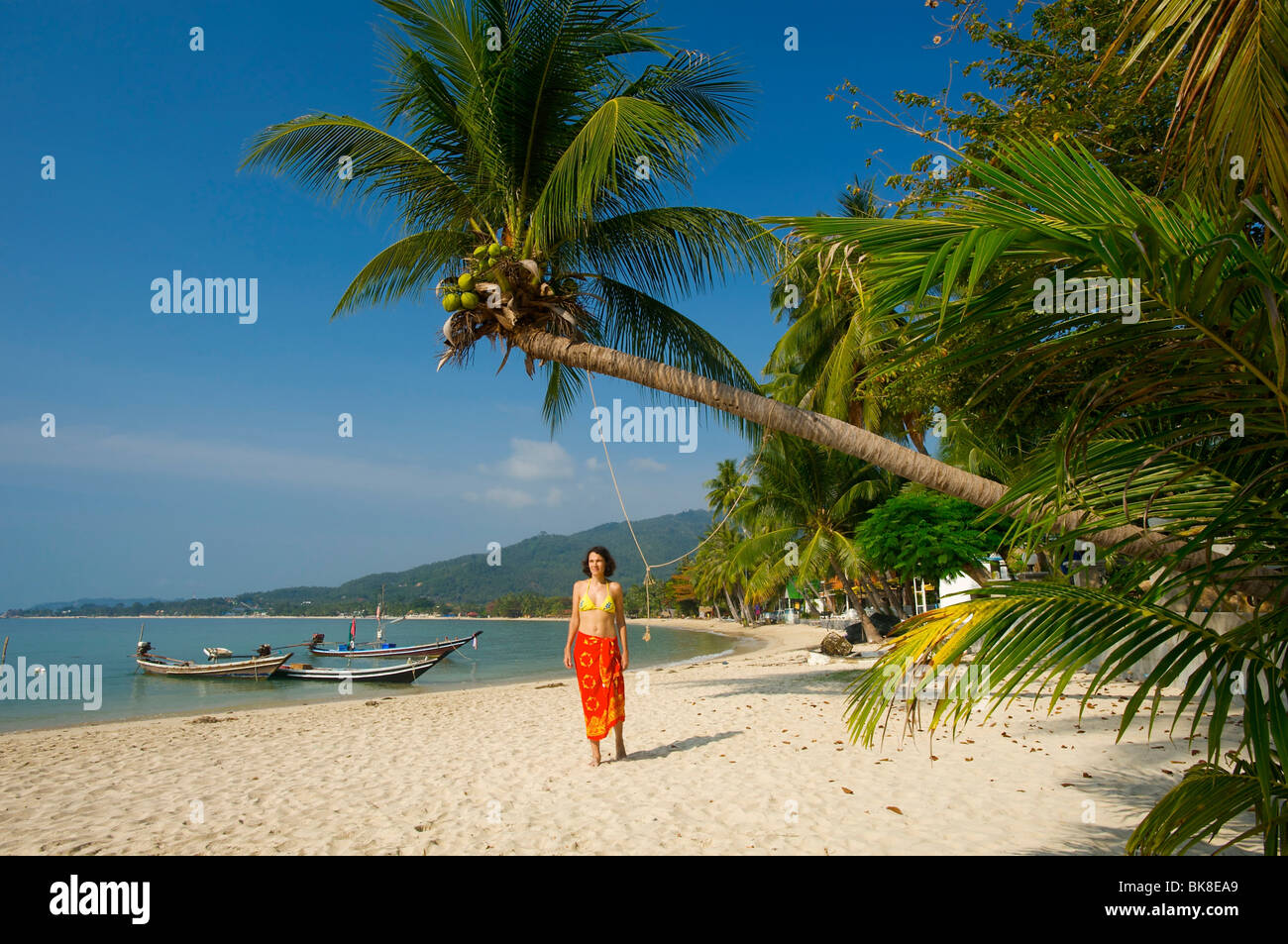 Donna sulla spiaggia, Lamai Beach, Ko Samui, Tailandia, Asia Foto Stock