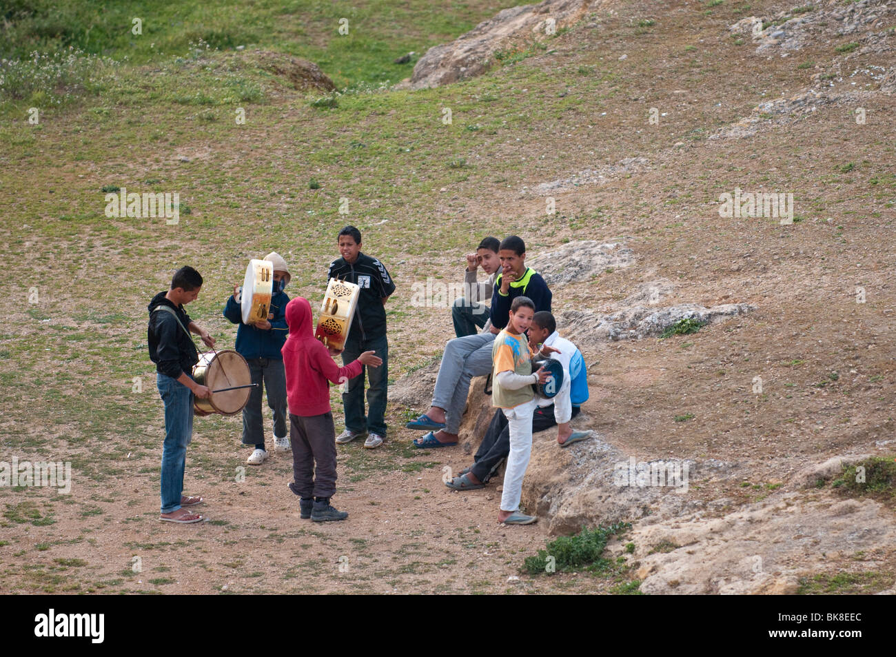 Ragazzi marocchini suonando la batteria in Fes Foto Stock