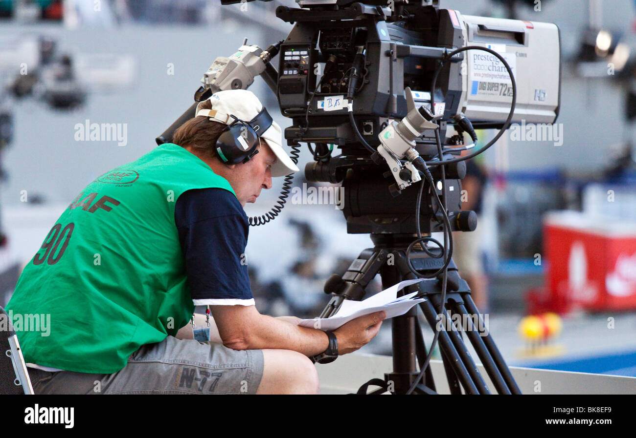 Cameraman ai Campionati del Mondo di atletica leggera IAAF, 2009, studia il suo manuale, Stadio Olimpico di Berlino, Berlino, Germania, UE Foto Stock