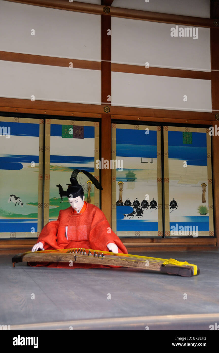 Musicista, marionette suonare il koto, una cetra incordatura in seta, apertura del Palazzo Imperiale al pubblico due volte un sì Foto Stock