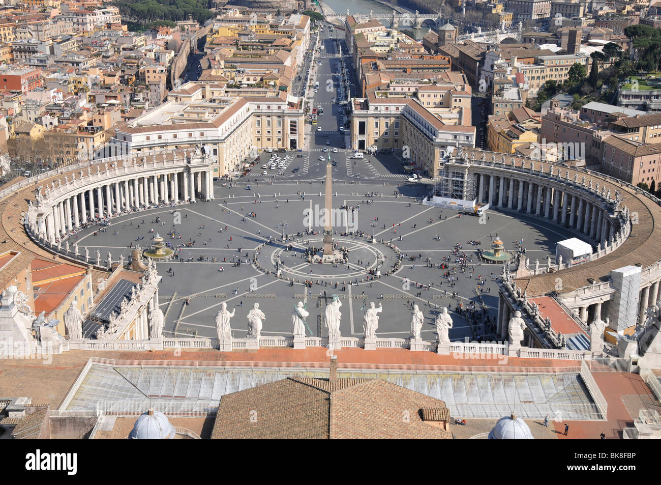 Piazza San Pietro vista dalla cupola della Basilica di San Pietro, dal centro storico, dalla Città del Vaticano, dall'Italia, dall'Europa Foto Stock
