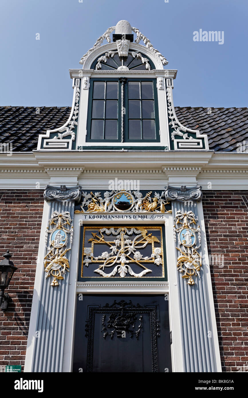 Portale di un commerciante olandese casa del XVIII secolo, riccamente decorato, open-air museum Zaanse Schans, Zaandam, North Holland Foto Stock