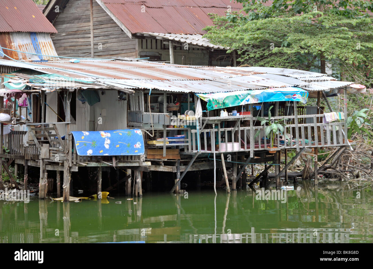 Abitanti delle baraccopoli Bang Sue live del riciclaggio dei rifiuti, case su palafitte, Bang Sue, Thailandia, Asia Foto Stock