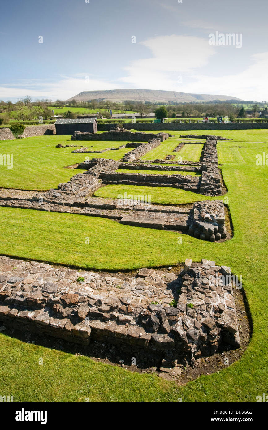 Abbazia Sawley a Sawley, vicino a Clitheroe, Lancashire, Regno Unito, con Pendle Hill, in background Foto Stock